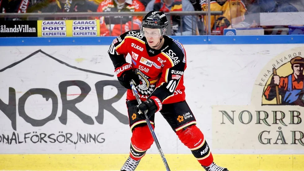 Petad. Toni Rajala får börja matchen mot Rögle som 13:e forward.
