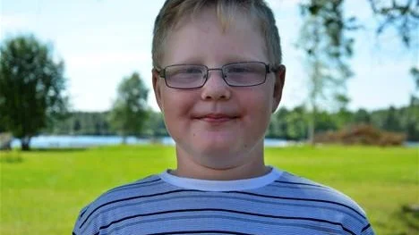 SEMESTERSYSSELSÄTTNING. Sonny Karlsson, Norrköping, hälsar på sin mormor i Kalix. Han sysselsätter sig en vecka på teaterkollot. "Jag får många nya vänner här uppe", säger han.