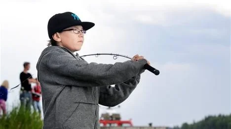BRON. Kevin Jonsson valde att stå under Kalixbron och fiska. "Jag tror det är här gäddorna håller till", säger han.