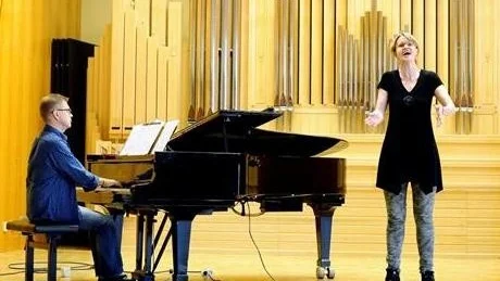 MÄSTARKURS. Therése Wiberg är sångpedagog och sångerska och har kommit från Eskilstuna för att delta vid mästarkursen i klassisk sång. På bild även pianisten Matti Hirvonen som leder kursen tillsammans med Katarina Dalayman.