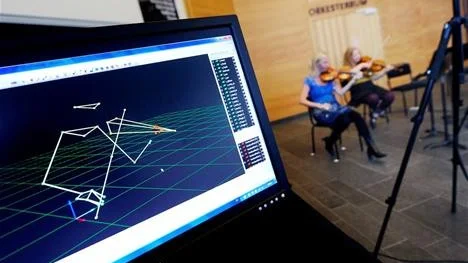 RÖRELSEANALYS. Ett nytt rörelselabb för 2,4 miljoner håller på att byggas upp på Luleå tekniska universitet. På en skärm visas de muskelgrupper som aktiveras när musikerna Nina Sandell och Marielouise Klestrup Röijezon spelar.