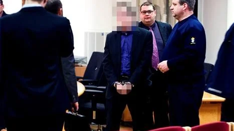 TUNG BROTTSLIGHET. Den 32-årige mannen dömdes 2011 till två och ett halvt års fängelse för övergrepp i rättssak. På bilden från rättegången
skymtar hans advokat, Marko Tuhkanen.Foto: Carolina Makkula