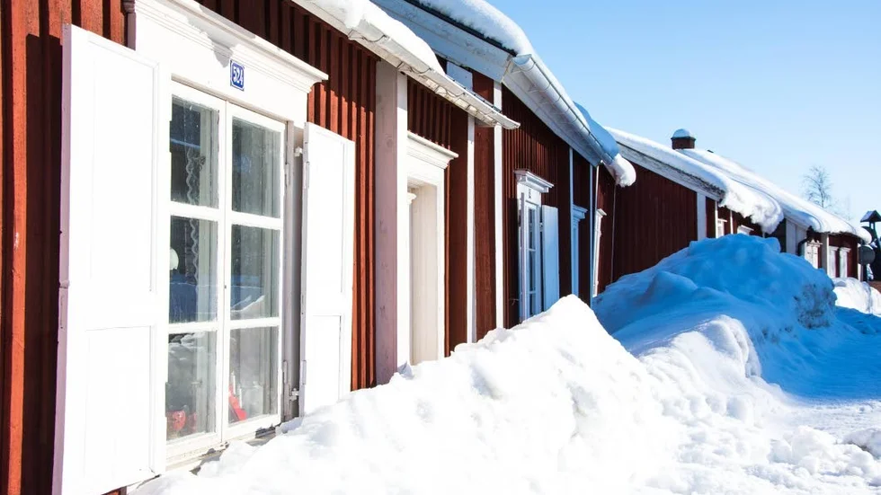 Skador. Kyrkstugor längs Rutviksvägen. Minst en av dem har skadats av snöröjningen.