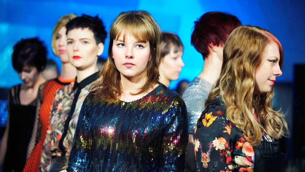 Mode. Sexton modeller visade upp det senaste hårmodet från London fashion week.