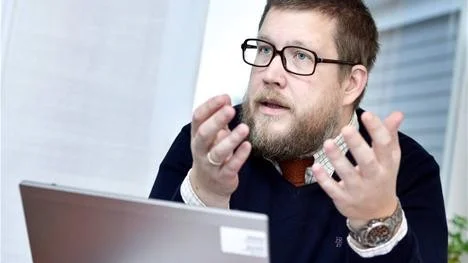 LÄRDOMAR. "De har tidigare fått kritik för att inte vara särskilt öppna", säger statsvetaren Simon Matti om att partiföreträdare öppet lanserar kandidater långt före distriktets valkonferens.
Foto: Andreas Wälitalo