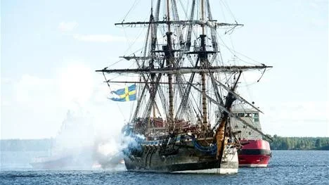 HÄLSNINGSSALUT. Ostindiefararen Götheborgs kanoner dundrade åtta gånger som brukligt är när skeppet anlände till Luleå.