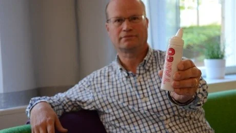 FÖRKYLNINGSSPRAJ. Krister Tano, forskare vid Sunderby sjukhus, har uppfunnit en spraj som dödar det vanligaste förkylningsviruset.