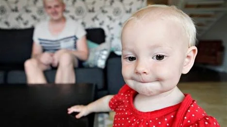 Elsa, 10 månader, stannar hemma med pappa Christoffer om dagarna.