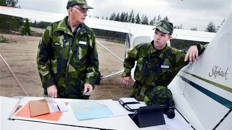 I LUFTEN. Piloterna Lars-Erik Nordberg och Lukas Hamrin flyger ett sessna plan under övningen. "Om vi får order kan vi gå ner på lågflygning, då ligger vi 50 meter ovanför trädtopparna. Det kräver en hel del träning", säger Lukas.