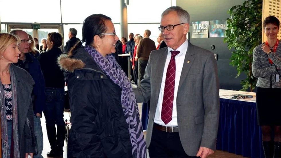 ENKEL OCH FOLKLIG. Carina Pedersen kom för att säga tack till kommunalrådet Karl Petersen. Hon beskrev honom som enkel och folklig.