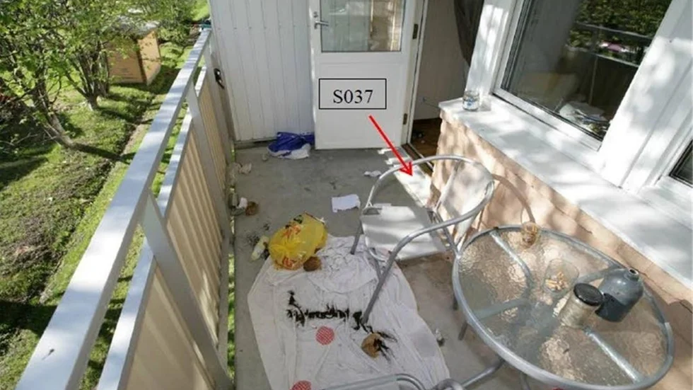 22-åringens balkong. Pilen visar tröskeln där mindre svarta hårstrån säkrades.