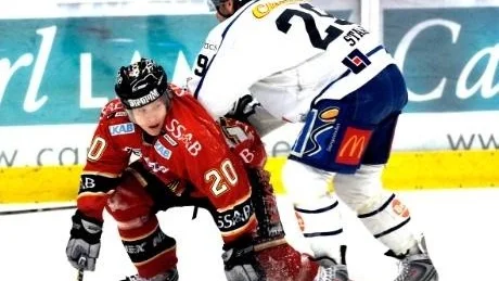 Arkivbild på Magnus Isaksson i Luleå Hockeys tröja från en match mot HV71 2008.