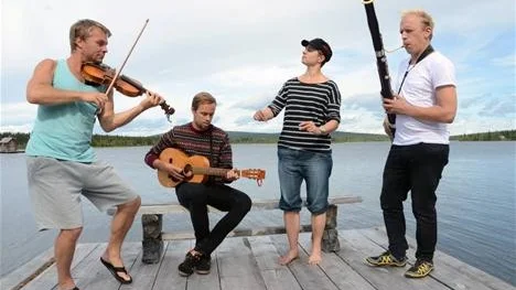 REPETITION. Delar av orkester semester värmer upp inför helgens flottkalas. Från vänster: Daniel Wikslund, Dan Palquist, Josefin Peters och Nikolaj Lindholm.