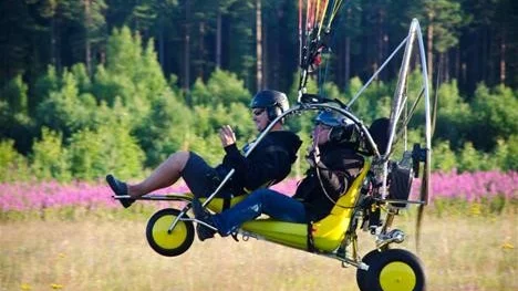 Provtur. Peter Backman tar med Patrik Linder från Luleå på en tandemflygning.