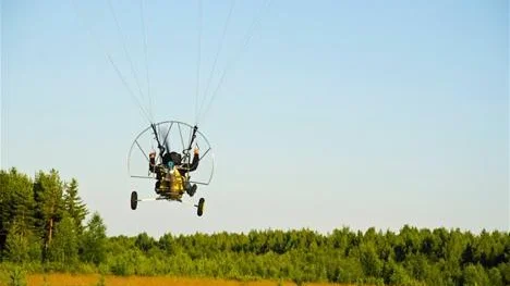 Användbar leksak. Paramotorflygning är en relativt ny företeelse i Sverige, och nu har man börjat uppmärksamma andra möjligheter med sporten.