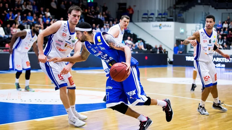 Stjärnan lyser. Jaraun Burrows fortsatte sitt enastående flyt mot Örebro.