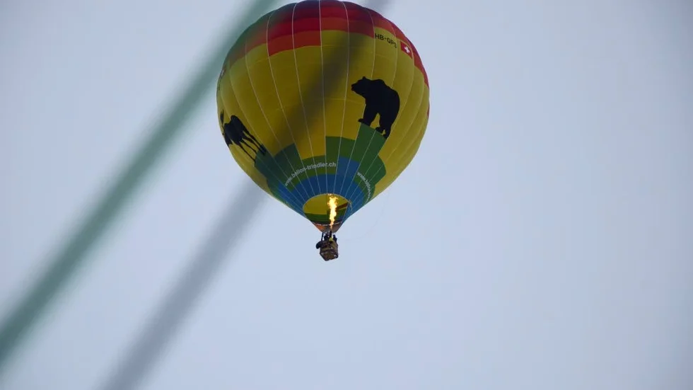 Ballongfärd. Ibland så lågt som nästan vid trädtopparna, ibland högre upp.