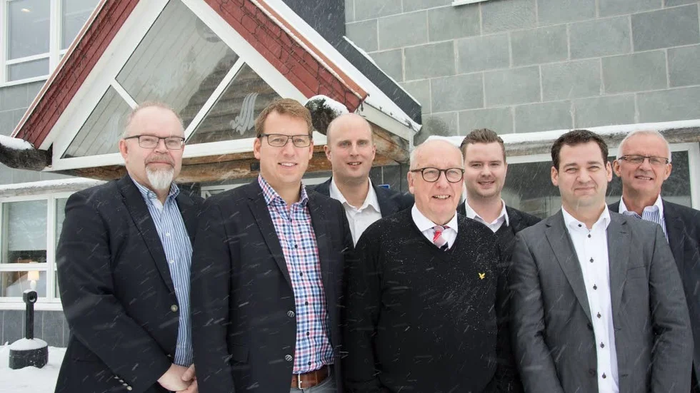 Affärer i snöblåsten. Erik Lundström, Jonas Jalar, Jens Hardegård, säljaren Hilding Holmqvist samt Johan Granberg, Andreas Jalar och Lars-Erik Granberg har gjort upp.