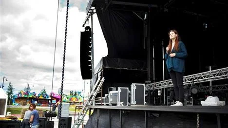 SCENKOLL. Kurirens utsända försäkrar sig om att Hamnscenen på Trekantsparkeringen håller innan artister som Zacke, Petra Marklund och Admiral P intar den.