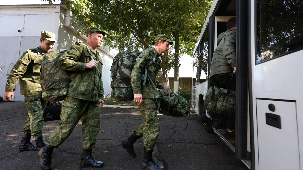 Rekryter går på en buss nära ett rekryteringskontor i Krasnodar i södra Ryssland. Bilden är tagen den 25 september.