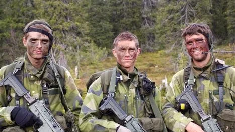 ANSTÄLLDA. Trion Tobias Magnusson, Östersund, Joakim Andersson, Sundsvall och Håkan Martin, Arvika, är anställda inom Försvarsmakten under den tolv månader långa grundutbildningen till jägarsoldat vid Arméns Jägarbataljon i Arvidsjaur.
