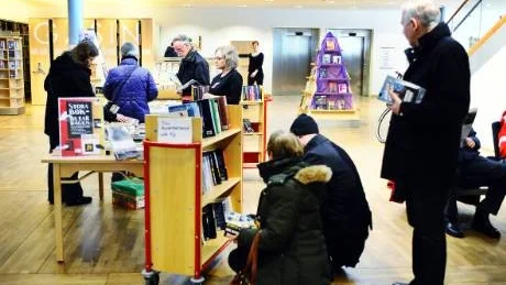BYTER BÖCKER. Stora bokbytardagen lockade ett flertal kommunmedborgare till biblioteket i Kulturens hus där drygt 400-500 böcker byter ägare.