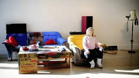 TAR PLATS I KONSTEN. Elin Waara är en av 38 högstadieungdomar som skapat konst av en hel                                      lägenhetsinredning under handledning av konstnärerna Lars Lundqvist och Mats Wikström.Foto: Petra Isaksson