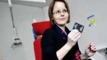 PREVENTIVT ARBETE. Maria Karlström, barnmorska på Ungdomsmottagningen i Luleå, sprider kunskap och kondomer i en fredad zon.