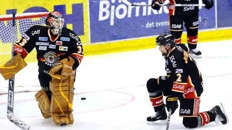 TUNGT. Mattias Modig fick vittja nätet tre gånger. Luleå Hockey hamnade på knä och kunde trots spelövertag inte vända.