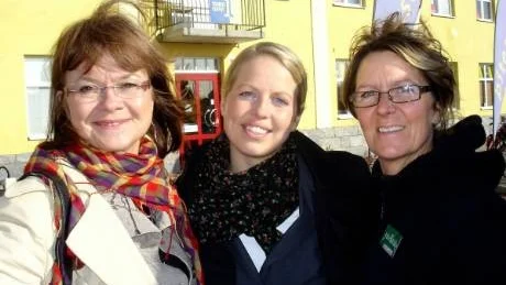 INDUSTRITURISM. Christina Rådelius, projektledare för Technical visits åt Mötesplats upplevelseindustrin Piteå, Carina Stenberg, Piteå presenterar, och Britt-Louise Nyman-Backman, upplevelseguide från Pite unika, deltog på tisdagens testresa i Piteå.