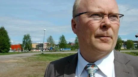 SKULDSATTA KOMMUNER. Norrbottens kommuner är hårt skuldsatta och den ekonomiska situationen ser inte ut att förbättras den närmaste tiden. "Läget är väldigt märkbart för en kommun som Kalix. Vi vänder på alla stenar och tittar på alla kostnader men det tar tid att göra förändringar i kommunal verksamhet", säger Robert Forsberg (S), kommunalråd i Kalix.
