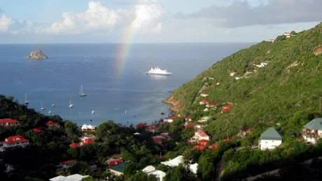 REGNBÅGE. Regnbåge över bukten utanför huvudstaden Gustavia.