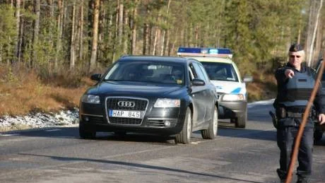 FLYKTBILEN. Älvsbyrånarna greps vid ett tält i skogen efter att ett par jägare fattat misstankar när rånarna påstod att de var fågelskådare.