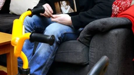 MINNEN RULLAS UPP. Fridas barn besöker brodern Jonas och mormor Anne-Marie varje tisdag. Den äldre, tvååringen, frågar ofta efter sin mamma medan han springer runt med hennes foto i handen. Nu vill socialtjänsten i Luleå sära på Fridas två barn.