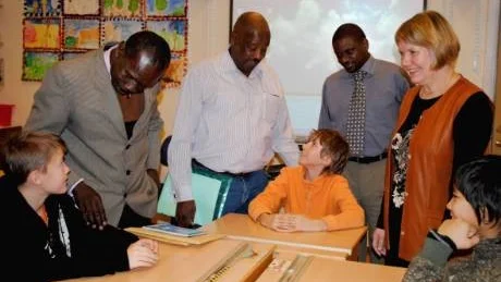 LÄRORIKT. Vid besöket i Ytterbyn mötte John Ofwono, Charles Masaba och Jeremy Mejambi bland andra rektor Monika Wallgren och eleverna Johannes Nilsson, Jonatan Sandberg och Chatchai Khongmon i klass fem.  Foto: Britt-Louise Spets