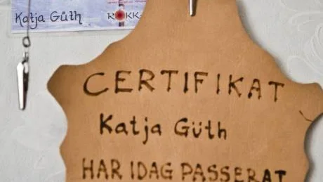 Renkörkort. Det har blivit tre besök på Jokkmokks marknad som journalist och hon har även rest efter den 68:e breddgraden. ”Jag har varit på ett renskiljnings- gärde i Tornedalen i 36  graders kyla. Jag vet hur det känns när händerna fryser”, säger Katja Güth.