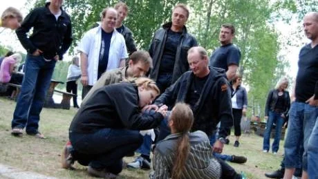 Blodet bättras på. Det blev paus i slagsmålet då Ann Justine från filmteamet bättrade på de fejkade skadorna på basketgänget som hamnat i ett svartsjukedrama som urartar under en festkväll.
