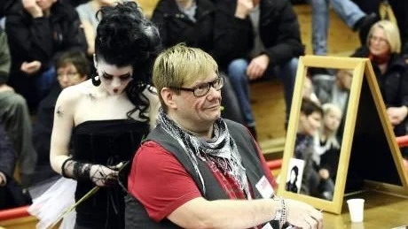 GLAMOUR. Förre kommunalrådet Bengt-Urban Fransson trivdes som sittande i juryn för tävlingen. Glitter och glamour är underbart, tyckte han och gav modellerna sina poäng.