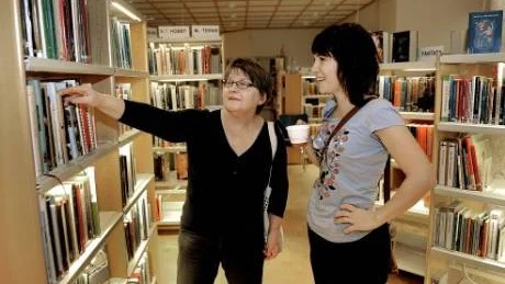 TRÅKIGT. Margit Jonsson och Karoline Beckman tycker det är tråkigt att Örnäsets bibliotek stängs. "Jag brukar gå in här då jag jobbar bredvid", säger Margit Jonsson.