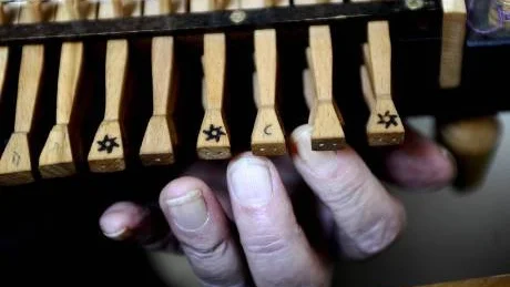 KNAVRAR. Att spela nyckelharpa är inte det lättaste. Bland annat måste man trycka på en massa knappar, eller knavrar som det egentligen heter.