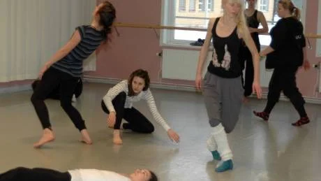DANS  I SKOLAN. Marcelle Bonjour leder och har grundat Danse au coeur i franska Chartres och är en förgrundsfigur för dans i skolan i Europa. Nu gästar hon Piteå i två dagar.