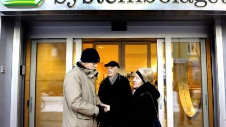 INGEN RUSNING. Det blev aldrig någon rusning när dörrarna till den nya butiken öppnade även om en och annan Luleåbo blev nyfikna och gick in och kikade. Här är det Thea och Sune Högberg som hälsar på Karl Petersen. "Vi har aldrig handlat på Systembolaget i Luleå men det kan ju vara roligt att se hur den nya butiken ser ut", säger Thea Högberg.
