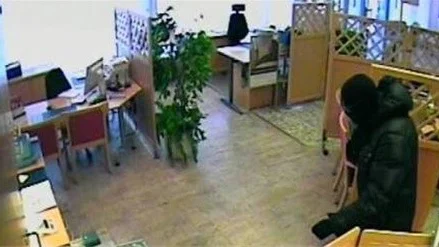 ÖVERVAKADE. Alla tre männen hade likadan klädsel på sig när de fångades av bankens övervakningskameror som också noterade att en av rånarnas jacka gick sönder inne i banken. Bilden från polisens förundersökning.