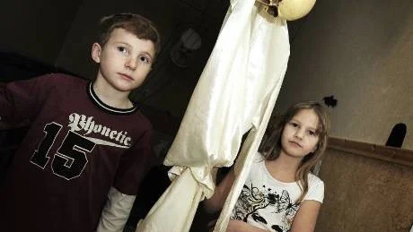 SPÖKTEMA. Gårdbyskolan i Korpilombolo tillägnas just nu Spöket Laban. Hampus Kaati och Elin Wanhatalo guidar i utställningen.