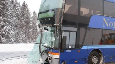 FRÅN NORRBOTTEN. Kustbussen, som hade 30-40 passagerare, utgick från Luleå på fredagsmorgonen och var på väg mot Sundsvall när olyckan inträffade. Bussen körde in i ett arbetsfordon.