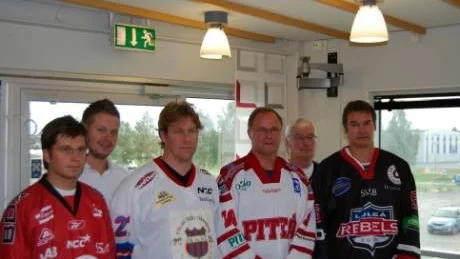 Sex motståndare. Lars-Peter Skogfält, Kiruna IF, Fredrik Glader, Kalix UHC, B-O Karlsson Bodens HF, Jens Hellgren, Piteå Hockey, Freddy Lindfors, Asplöven, Osmo Soutukorva, Luleå Rebels.Foto: Anders Appelgren