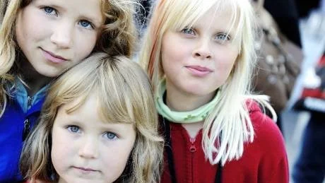 MILJÖMEDVETNA. Lisa Larsson, 8 år, Maja Larsson, 5 år, och Wilma Anqvist, 8 år, tycker att det är dags att människor slutar att slänga skräp i naturen.