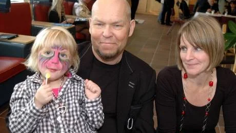 FRÅN KIRUNA. Mats Olofsson och Kristina Nordmark har flyttat till Piteå från Kiruna med dottern Sonja, snart 4 år.