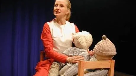 KAINO OCH HENNES BRÖDER. Mervi Jaako spelar Kaino i Tornedalsteaterns uppsättning av pjäsen Kainos sång som har premiär i Pajala i veckan. Hennes två bröder är dockor, skapade av Mary Calla.
