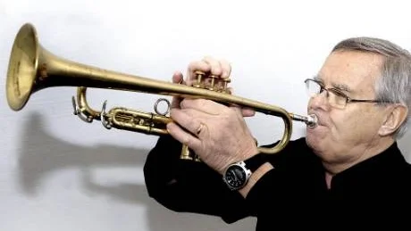 INGA PLANER PÅ ATT SLUTA SPELA. Nu närmast kommer Bertil Forsman att spela på "Musikomat" men han har också planer på att få spela i Jokkmokk där han en gång startade sin trumpetarkarriär.